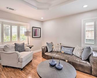Family Home in Walkable Area Near Silicon Valley! - Campbell - Living room
