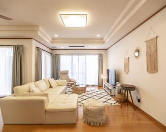 Spacious 100 2LDK Approved by travel influencer / Ishigaki Okinawa - Ishigaki - Living room