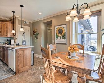 Pet-Friendly Home Grill and Fire Pit in Manhattan - Manhattan - Dining room