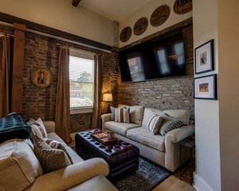 The Full Proof Penthouse in Downtown Bardstown walking to restaurants & shops. - Bardstown - Obývací pokoj