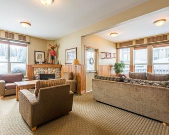 Ground Floor Creekside Condo - Easy in and out for Skiing or Biking - Lumby - Living room