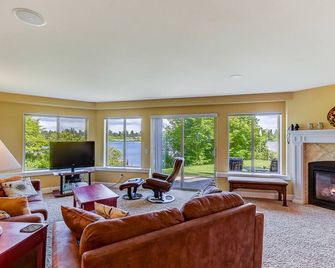 Relax at the Silver Lake Escape - Everett - Living room