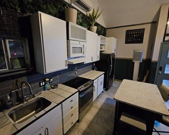 ​A private, 900sq ft one of a kind casita! Stylish and eclectic loft space. - Джорджтаун - Кухня
