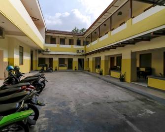 RedDoorz Plus @ Slamet Riyadi - Surakarta City - Building