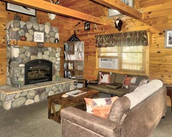 Cozy beautiful 3-bedroom cabin with Hot tub in Sedona 10 mins from uptown Sedona - Sedona - Living room