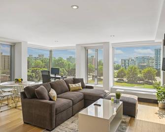 Wonderful Waterfront Apt for 5! Pkg & City Views - واشنطن د.ك. - غرفة معيشة