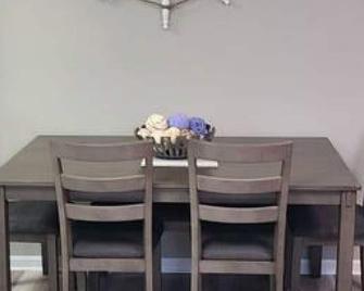 Gorgeous unit near Lake Michigan - Port Washington - Comedor