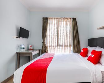 OYO 1551 Studento Guest House - Tangerang City - Bedroom