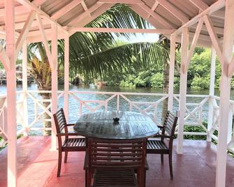 Two Doblebeds Room At Easy Inn Belize City - Belize City - Patio