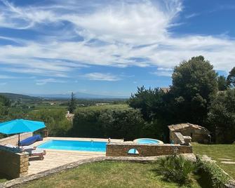 Beautiful House With Pool And Great View - Connaux - Piscina