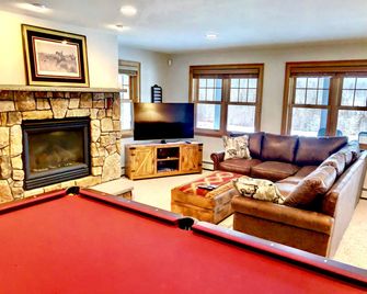 M1 Luxury home a short walk from the Mount Washington Hotel AC heated floor stunning views - Carroll - Living room