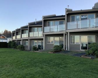 Beachfront Walk-out in the Heart - Qualicum Beach - Building