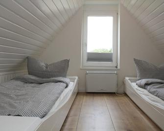 Bright, family-friendly house near the dyke with wallbox - Nordstrand - Schlafzimmer