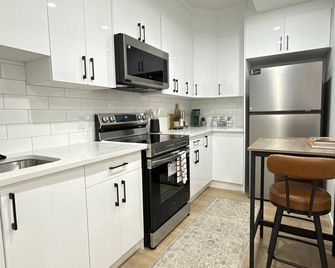 Private 2br Lake Suite - Chestermere - Sleeps 6 - Chestermere - Kitchen