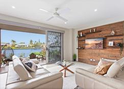 Luxurious Waterfront Paradise Stunning Views - Parrearra - Oturma odası