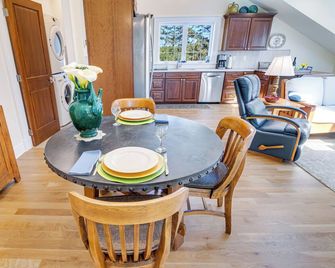 Luxurious Condo Overlooking Alsea Bay And The Pacific Ocean. Sleeps 3 - Waldport - Comedor