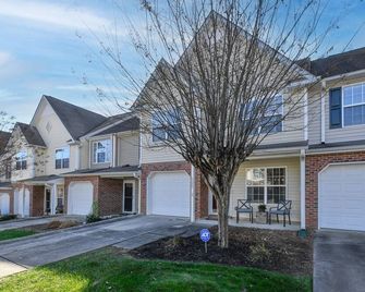 Stylish Serenity - Spacious townhouse minutes from PTI and downtown Greensboro. - Greensboro - Building