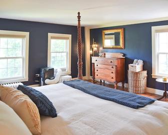 Warm Brook Farm + Charming Farmhouse Retreat+Hot Tub+Ski Bromley+Stratton+Okemo - Arlington - Bedroom