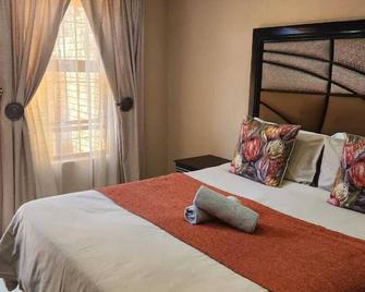 Suits Guest house & bar - Carletonville - Habitación