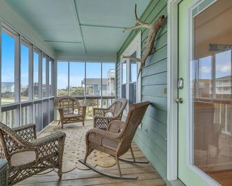 The Beach House: Gorgeous 5br/3ba Direct Oceanfront Home In Caswell Beach, North - Caswell Beach - Balcony
