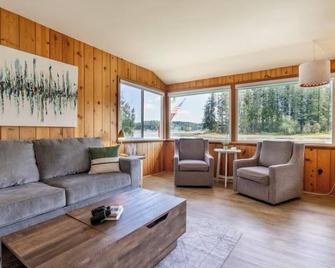 Luxury Waterfront with Hot Tub, Kayaks, Private Floating Dock, Single Story Home - Allyn - Living room