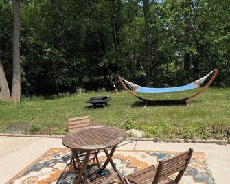 Charming 1-bedroom apt in house by creek with AC, in delightful Portage - Portage - Патіо