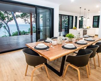 Tree Top Breezes Sunrise 1770 - Agnes Water - Dining room