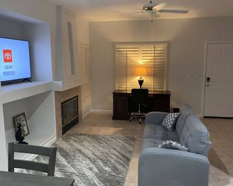 Pool house - Sacramento - Living room