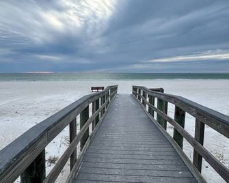 Private Beach House W/Private Pool, 300ft To Beach On The Sand! Sleeps 8! - Indian Shores - Beach