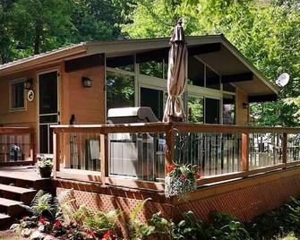 Cozy Weekenders Lakefront Cottage with Hot tub (fishing boat rental available) - Minden - Building