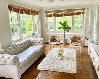 Charming New England 5 bedroom 20 mins to NY! Walk to train and town. - New Rochelle - Living room