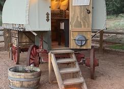 Spend a romantic night in a shepherds camp wagon - Grover - Innenhof