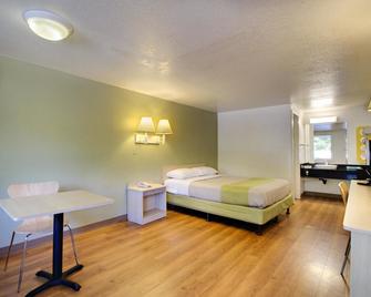 Rodeway Inn - Baltimore - Bedroom