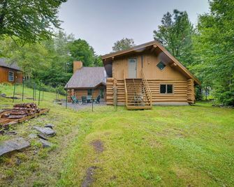Secluded Greenville Cabin Walk to Moosehead Lake! - Greenville - Gebäude