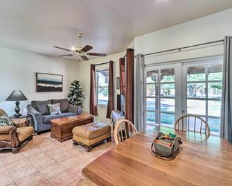Eloy Desert Oasis with Courtyard and Pool Access! - Eloy - Huiskamer