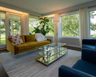 Cayuga Sunshine: Luxury on Cayuga Lake. Close to Aurora! - Aurora - Sala de estar