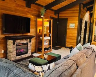 Alderbrook 2 Bedroom Golf Course Home w/ View & Hot Tub - Union - Sala de estar