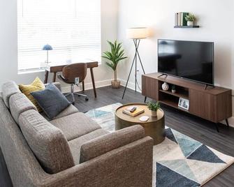 Cozysuites l Upscale 1BR in Downtown Cincinnati - Cincinnati - Pokój dzienny