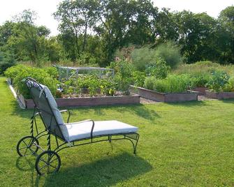 A Peaceful Cottage Near Viroqua; Nearby Fly Fishing and Beautiful Views - Viroqua - Patio
