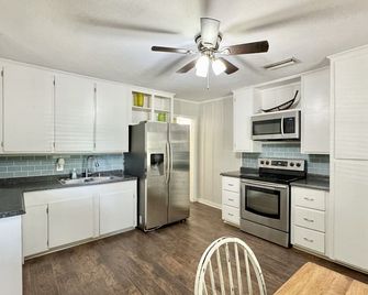 Charming 3-bedroom house on quiet street in delightful Kilgore - Kilgore - Keuken