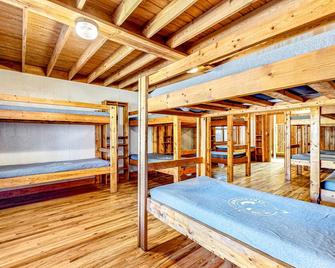 Spacious Black Mountain cabin with game room, wood fireplace, firepit, & W/D - Black Mountain - Habitación