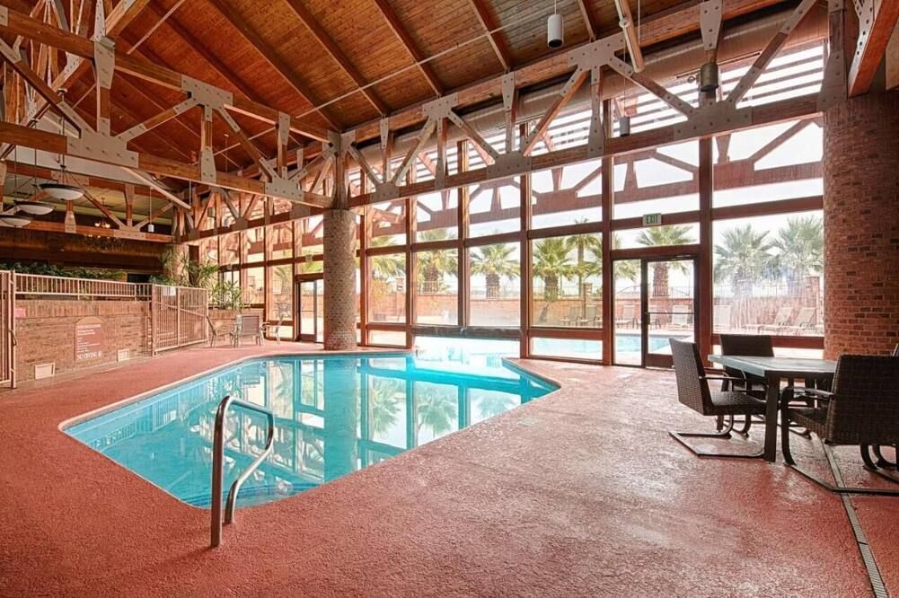 Adventure Awaits in Red Lion Hotel St. George! Pool, Free breakfast, Parking! - סנט ג'ורג' - בריכה