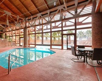 Adventure Awaits in Red Lion Hotel St. George! Pool, Free breakfast, Parking! - סנט ג'ורג' - בריכה