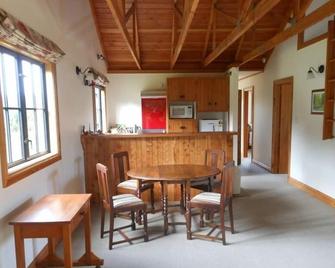 Louisa Cottage Private with All Round Rural Views - Havelock North - Dining room