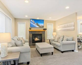 2 Homes 2 Hot Tubs Park Access Fireplace Outdoor Space - Midvale - Wohnzimmer