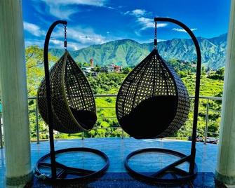 The kempty Fall Resort, Mussoorie - Lavish & Luxury Stay - מוסורי - מרפסת