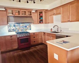Kermit Casa - 3bdrm Gorgeous Home - Kermit - Cocina