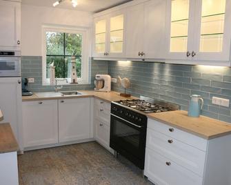 Beautiful vacation home close to the beach, fireplace, quiet location, completely fenced in - Julianadorp - Küche