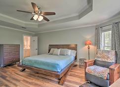 Spacious Fairhope Cottage with Covered Patio! - Fairhope - Bedroom
