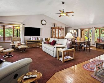 Gateway to the California Central Coast Sleeps 10 accept 14- 5 Bedrooms 4 Baths - Atascadero - Wohnzimmer